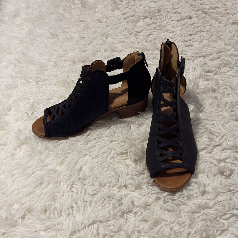 Like new Y-Not dress sandals